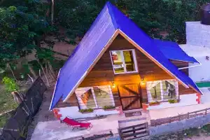 Canada House Queen bed in 2nd floor dbl sofa bed in 1st floor BBQ Private pool, river, Jarabacoa