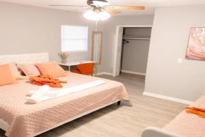 Pet-Friendly Stay King Bed Cozy Court Guest house, Lakeland