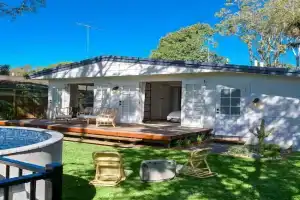 The River Shack Vintage Luxe Right Beside River Guest house, Noosaville