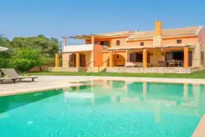 Villa Nostos by Villa Plus, Svoronata