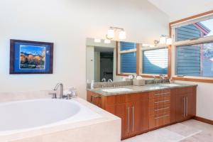 Spacious 3 bedroom Condo Easy walk to Grocery Store and Chairlift 7, Telluride