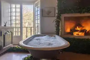 Sintra WOW - Unique double Smart Room in 17th century Palace! Hot tub, Snooker, BBQ, PS5, Sauna, Gym, Sintra