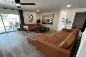 Home in the City: 4BR Retreat w POOL Guest house, Fresno
