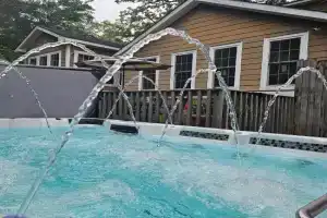 Close to Downtown, 11-Person Swim Spa-Hot Tub, 75" TV 4 Movie Nights, Spacious, Walk To Restaurants, Ping Pong Guest house, Atlanta