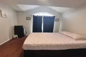 Bright Queen Room close to Sheridan College and Airport, Mississauga