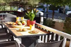 NAMA -Central vacation rental with free parking only 900m far from Venetian Port and beach! Apartments, Chania Town