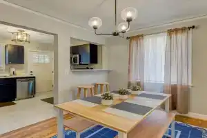 Updatedn Cottage, Columbia