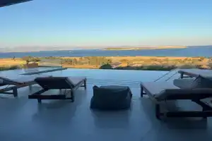 Drios Hillhouse, Drios