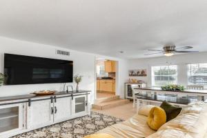 1 Mi to Dtwn! Lovely Home with Fire Pit Table Guest house, Waco
