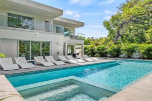 Tamiami Vice - Luxury Siesta Key Home with Heated Pool & Prime Location – Book Your Escape Today! Guest house, Sarasota