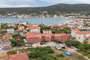 Family-friendly apartments with swimming pool, Trogir - 22873, Vinisce