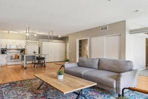 CozySuites Mill District with pool, gym #01, Minneapolis