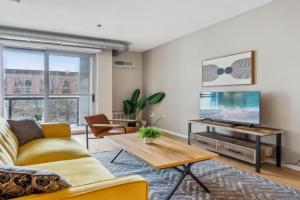 CozySuites Mill District with pool, gym #06, Minneapolis