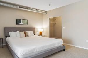 CozySuites 2BR Mill District with pool, gym #02, Minneapolis