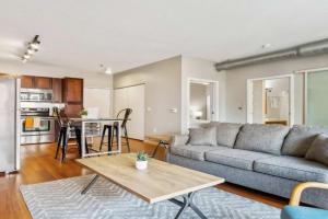 CozySuites 2BR Mill District with pool, gym #04, Minneapolis