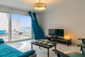 A Sunny Penthouse Modern 2 bdr - - Happy Rentals, St Julians