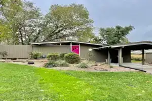Mid-Century Style And Class In Quiet NE Location Guest house, Cedar Rapids