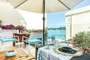 Evita's ikia seaside luxury house, Mesongi