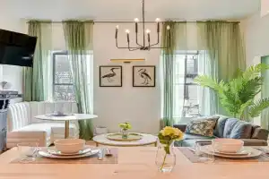 Downtown Vacation Rental - Chic and Walkable! Guest house, Albany