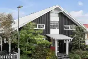 4 Bed House Sleeps 8 -Car Barbecue Balcony, Reykjavik
