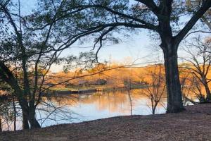 Spacious Waterfront Cottage + 2.5 Acres on the Bay, Lafayette