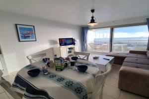 Appartement rénové 3 pièces, 6 couchages avec balcon, TV et parking sécurisé - - FR-1-224C-291 Apartments, St. Jean-de-Monts