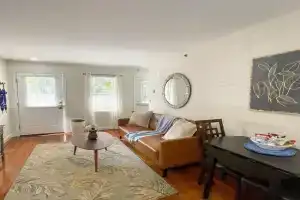2Bed, 15Bath, Multi-Level Townhouse, Sleeps 6, Boston