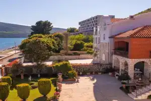 Seafront Haven Darka - Happy Rentals Apartments, Biela