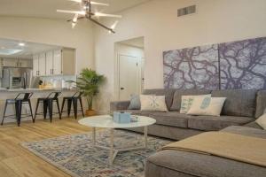 Aqua Aura ※ Desert Retreat With Pool by Coachella Guest house, Indio