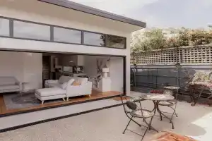 Stay steps from Salamanca in historical cottage, Hobart