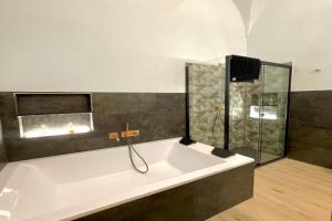 Grothouse, Finale Ligure
