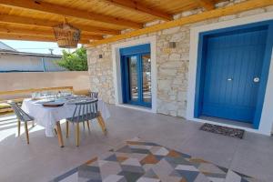 A GEORGE Luxury house, Artemida