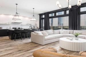 Decadent Cityscape Retreat Apartments, Louisville