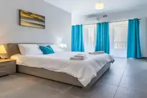 Private duplex home in the heart of Guest house, St Julians