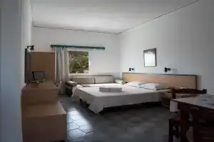 Budget studios 50m from the beach and center, Perissa