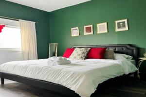 Evansville Holiday House, Evansville