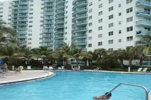 Komffy Apt w/2 Queen Beds & Canal View at Tides Guest house, Hollywood