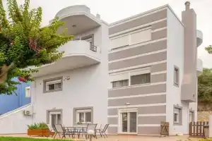 Pines Villa, Ixia