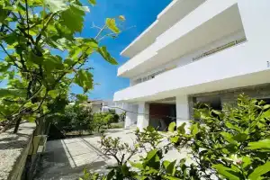 Blendi Guest House, Golem