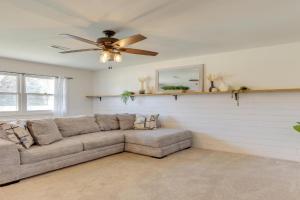 Family-Friendly Home with Sandbox and Grill! Guest house, Lincoln