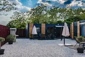 Oliva Apartman, Mako