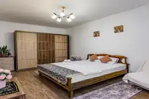 Dvuhkomnatnaya evro dvushka v samom tsentre, 10 minut hodby do Arbata #32 Apartments, Almaty