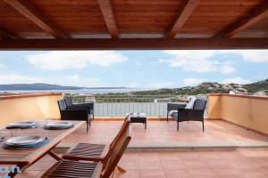 Seaside terrace-vista sul mare-free parking Apartments, Porto Rotondo