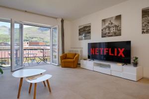 White House & City Views, Como