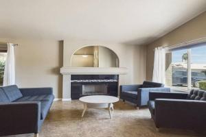 Family Fun w POOL: 3BR's Heart Guest house, Chandler