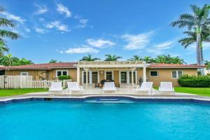 Walk to Beach Luxury 5BR & 3BA Villa Lakes, Hollywood