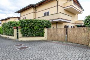 Villa vicino al mare con giardino e parcheggio, Cinquale