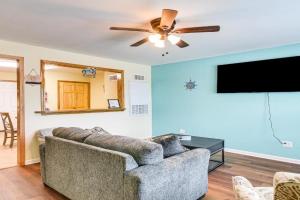 1 Mi to Historic Pleasure Pier Home Guest house, Galveston