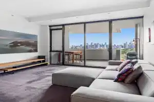 2-Bed, 500m From The Beach with Pool, Gym & Sauna Apartments, Melbourne