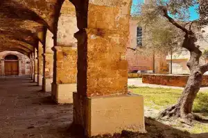 Roussos Place - Next To Splantzia Square - 2bd 2ba Guest house, Chania Town